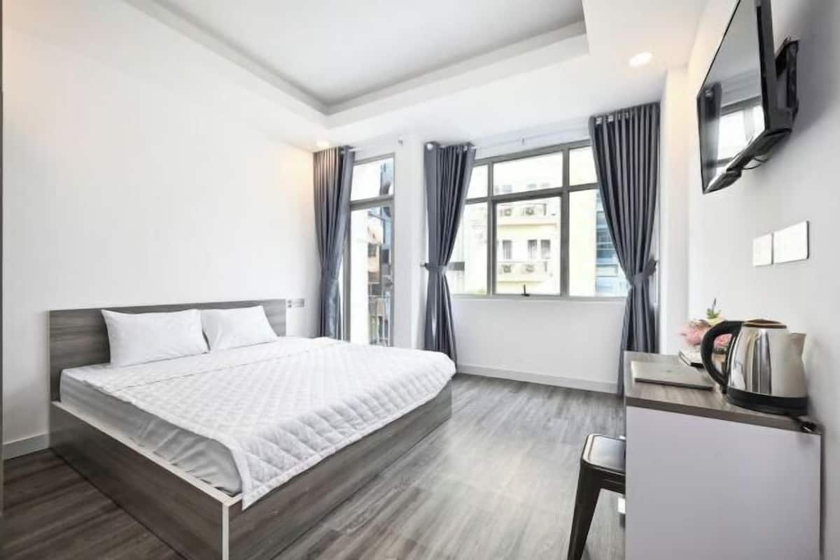 Escritorio, cortinas blackout, insonorización y wifi gratis