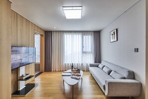 Suite (with Microwave and Washing Machine) | Oppholdsområde | En 42-tommers Flatskjerm-TV med kabel-kanaler samt TV