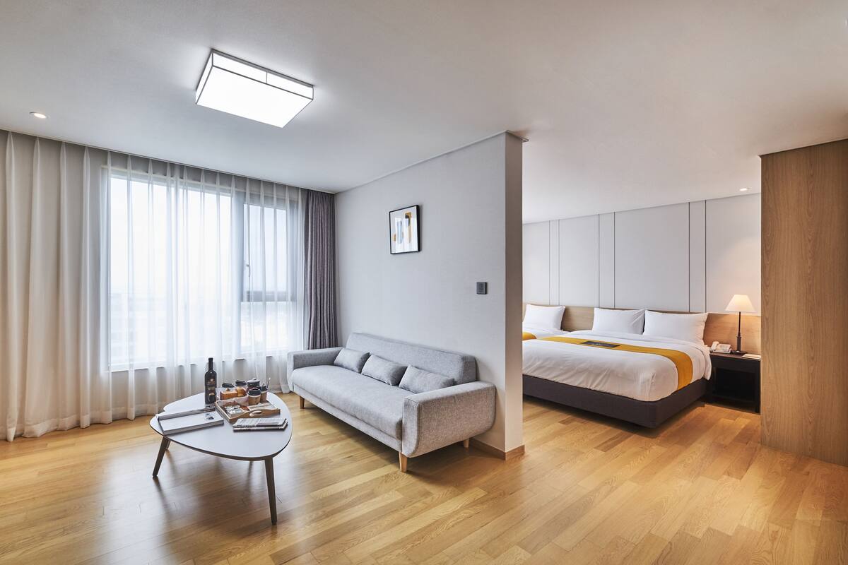 Suite (with Microwave and Washing Machine) | Luxe beddengoed, een kluis op de kamer, verduisterende gordijnen