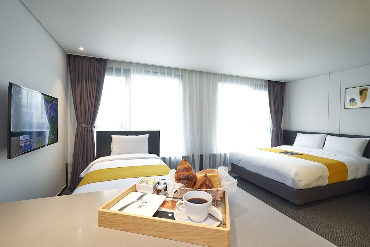 Deluxe Twin kamer (with Microwave and Washing Machine) | Luxe beddengoed, een kluis op de kamer, verduisterende gordijnen