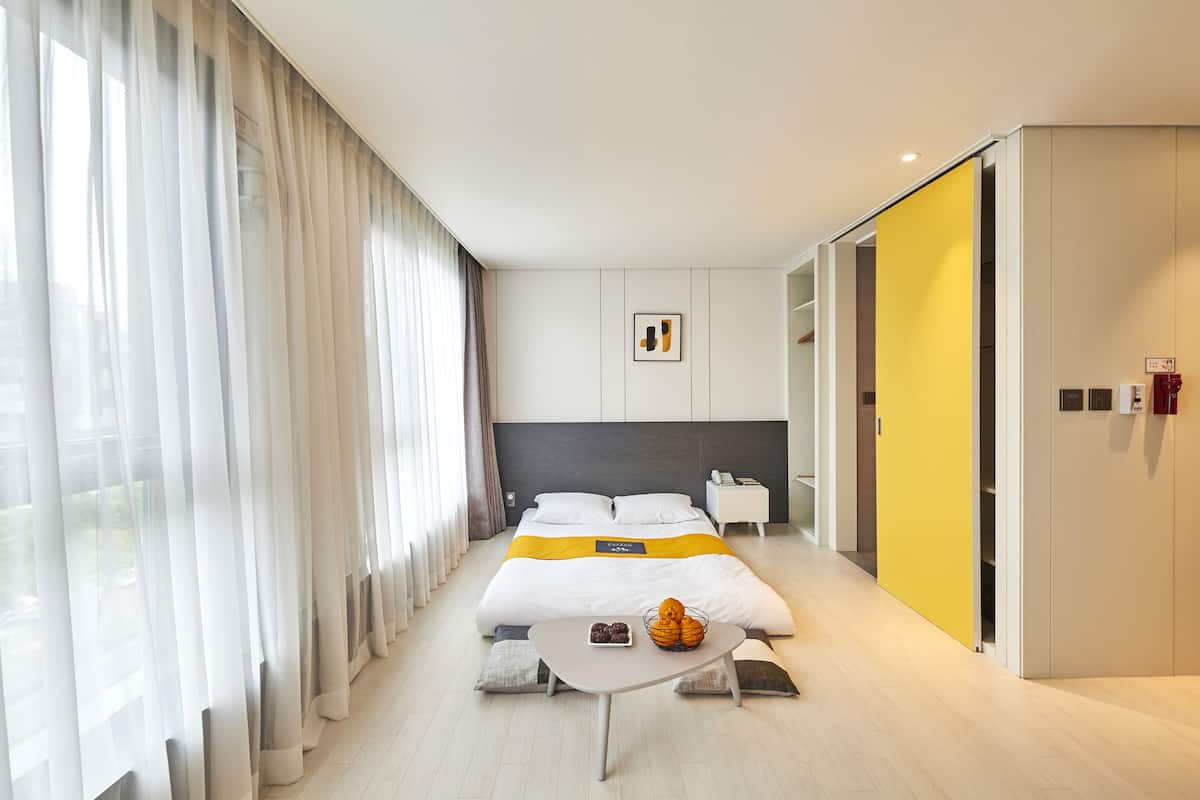 Deluxe kamer (Korean Ondol Room) | Luxe beddengoed, een kluis op de kamer, verduisterende gordijnen