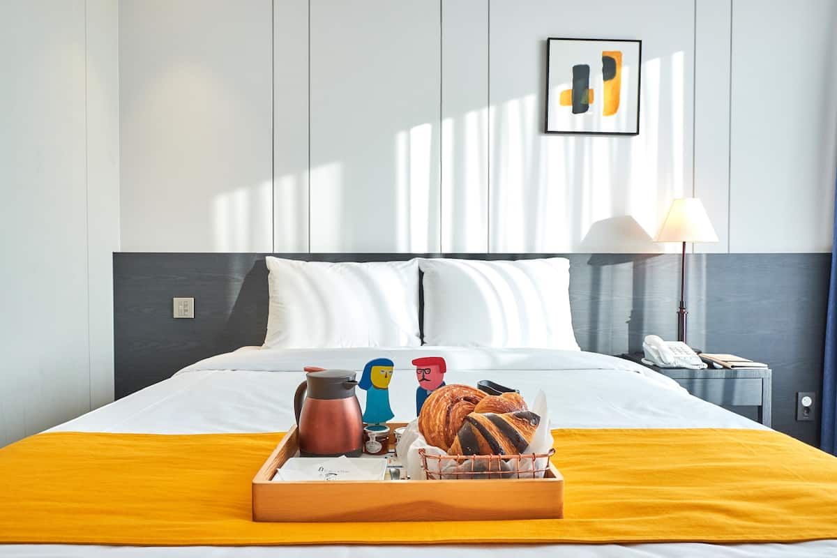 Tweepersoonskamer (with Microwave and Washing Machine) | Luxe beddengoed, een kluis op de kamer, verduisterende gordijnen