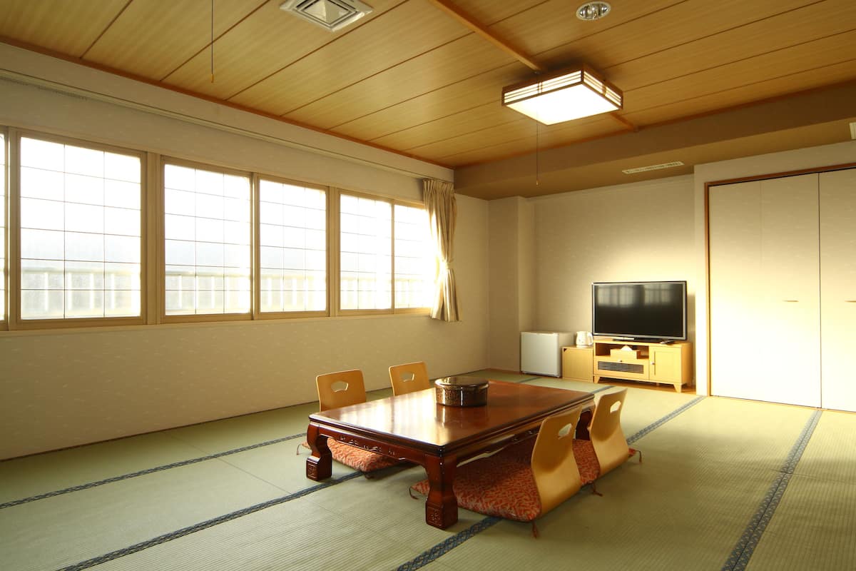 Cofres nos quartos, escrivaninha, cortinas blackout