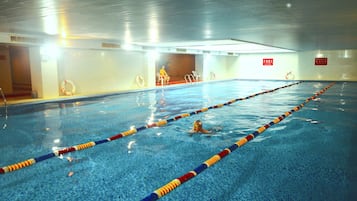 Una piscina cubierta