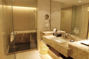 Executive-værelse | Badeværelse | Gratis toiletartikler, hårtørrer, badekåber, hjemmesko