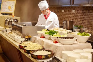 Breakfast, lunch, dinner served; local and international cuisine - Sovereign International Hotel (Chengdu)
