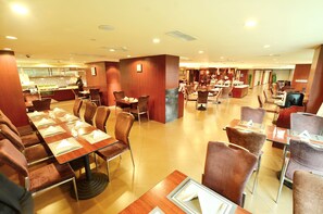 Phục vụ bữa sáng, bữa trưa và bữa tối