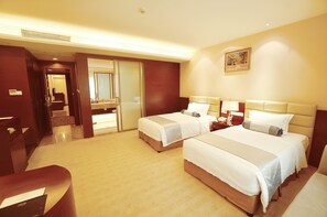 Deluxe Twin Room | Minibar, in-room safe, desk, blackout drapes - Sovereign International Hotel (Chengdu)