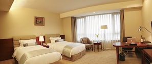 Deluxe Twin Room | Minibar, in-room safe, desk, blackout drapes