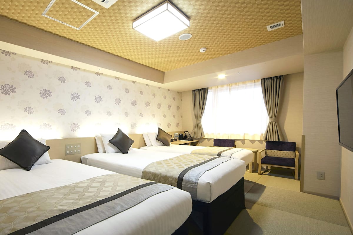 Triple Room, Non Smoking | In-room safe, desk, free WiFi, wheelchair access