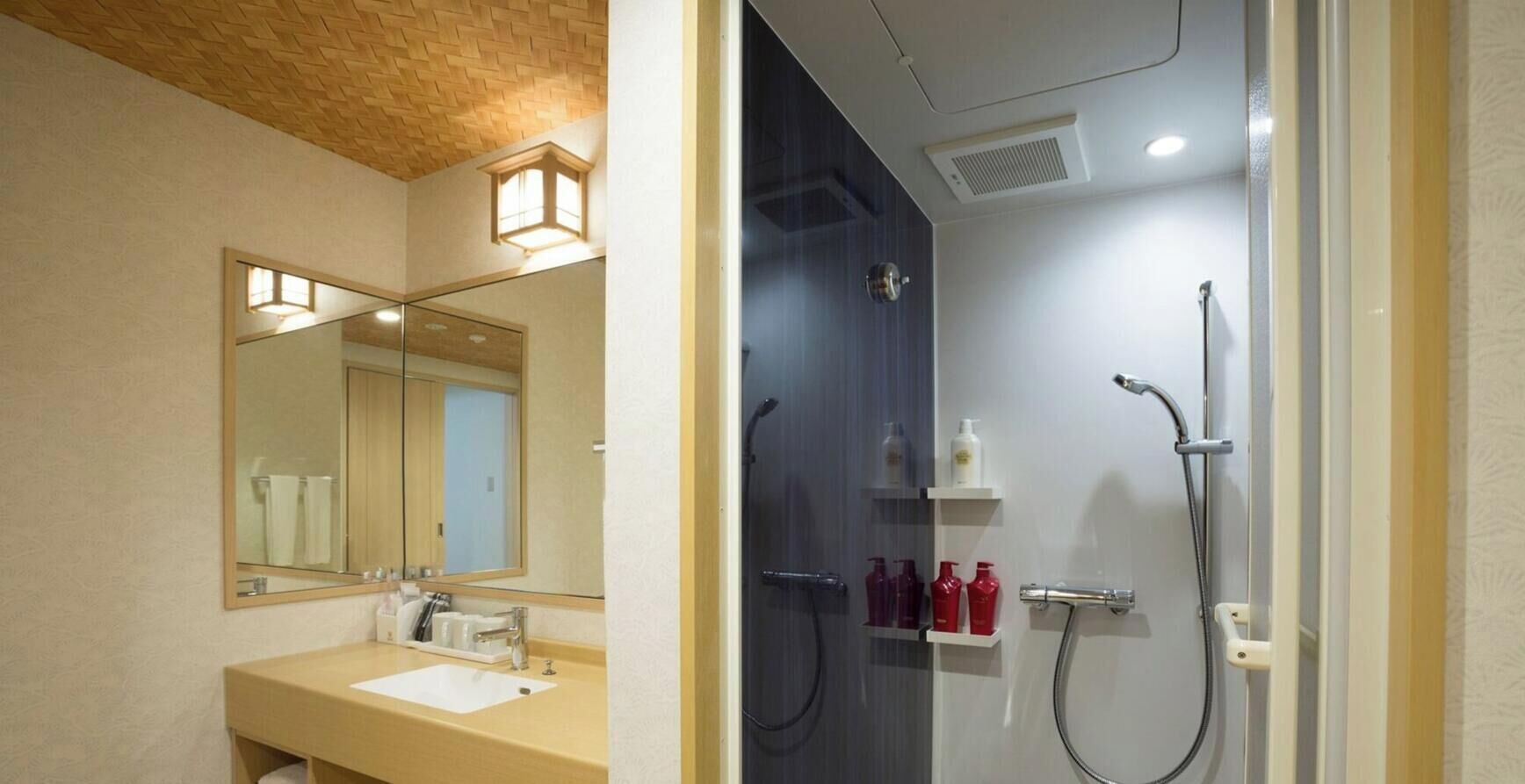 Badezimmer | Dusche, kostenlose Toilettenartikel, Haartrockner, Hausschuhe