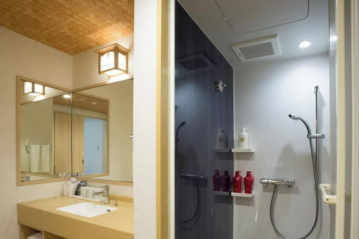 Badezimmer | Dusche, kostenlose Toilettenartikel, Haartrockner, Hausschuhe