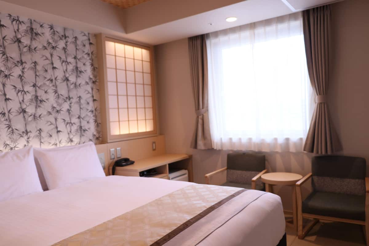 In-room safe, desk, free WiFi, wheelchair access