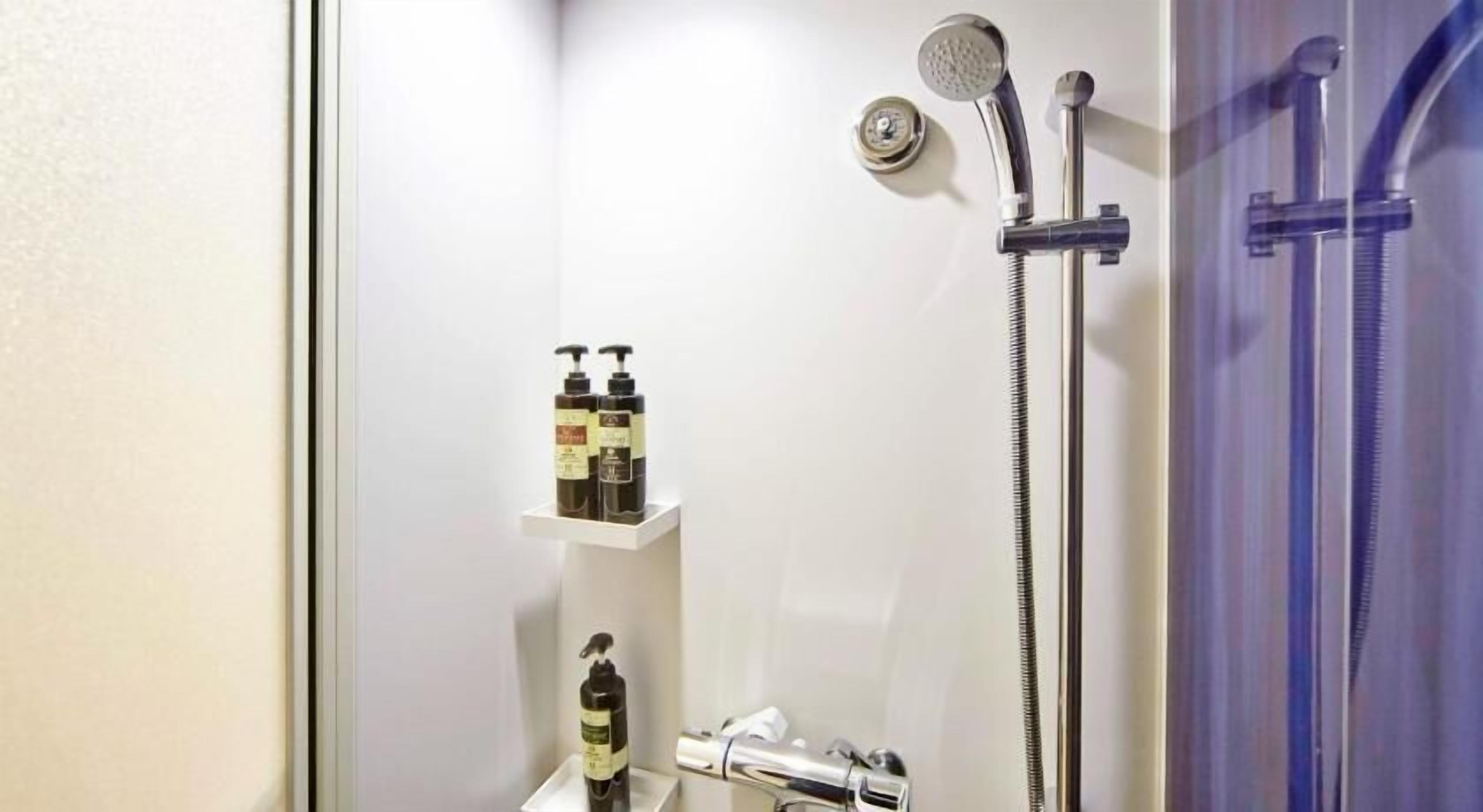 Badezimmer | Dusche, kostenlose Toilettenartikel, Haartrockner, Hausschuhe