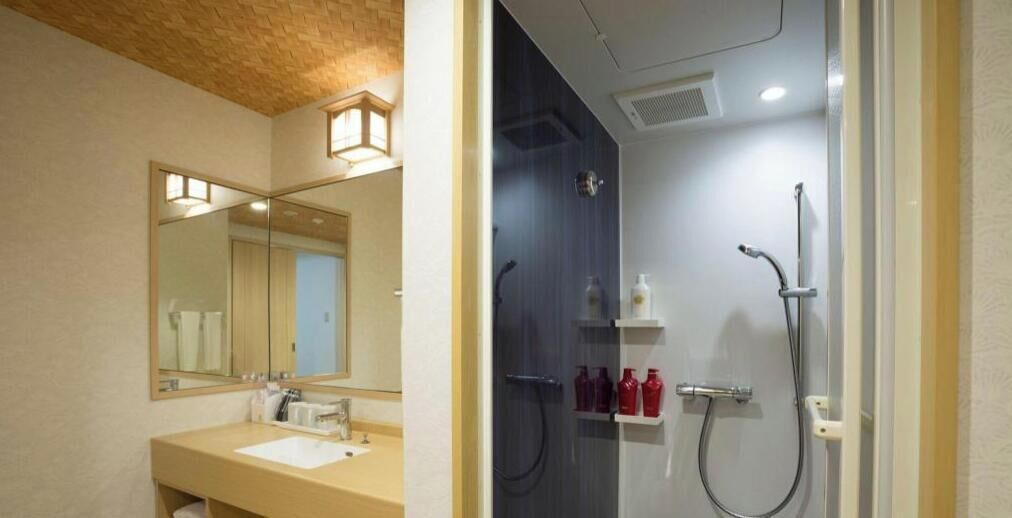 욕실 | 샤워 시설, 무료 세면용품, 헤어드라이어, 슬리퍼