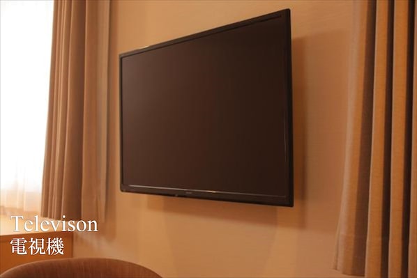 Televisor fixat a la paret d'una habitació.