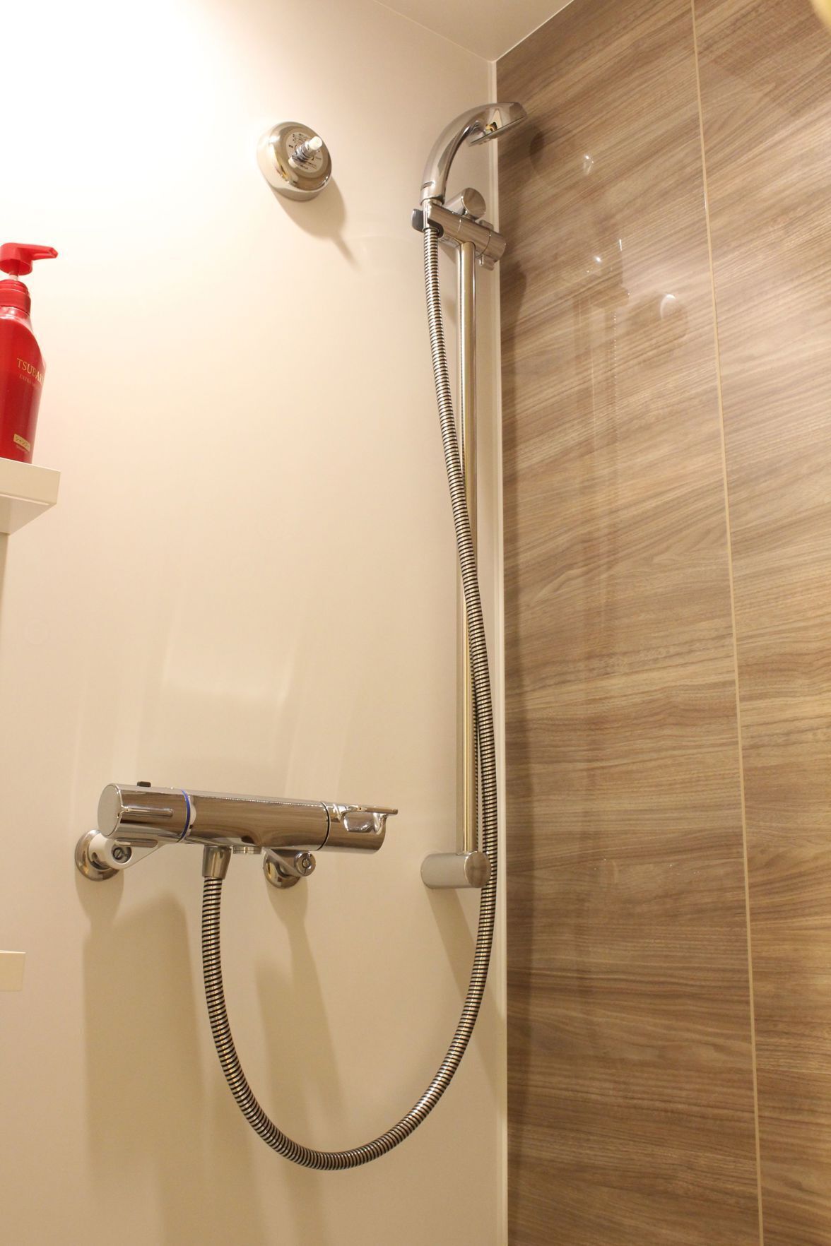 Badezimmer | Dusche, kostenlose Toilettenartikel, Haartrockner, Hausschuhe