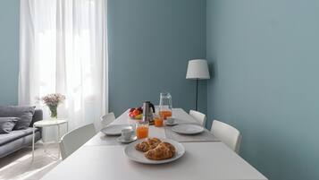 Apartamento (2 Bedrooms) | Área de estar | TV de tela plana 15 cm com canais a cabo, TV