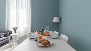Appartamento (2 Bedrooms) | Area soggiorno | TV a schermo piatto 15 cm con canali via cavo, TV