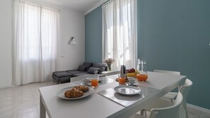 公寓 (2 Bedrooms) | 客廳 | 15 厘米平面電視連有線電視頻道、電視