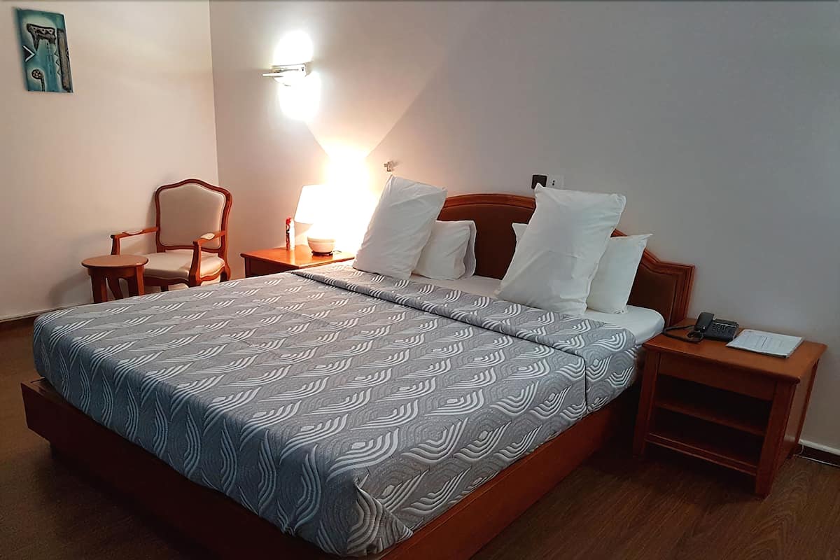 Een bureau, gratis wifi, beddengoed