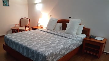 Een bureau, gratis wifi, beddengoed