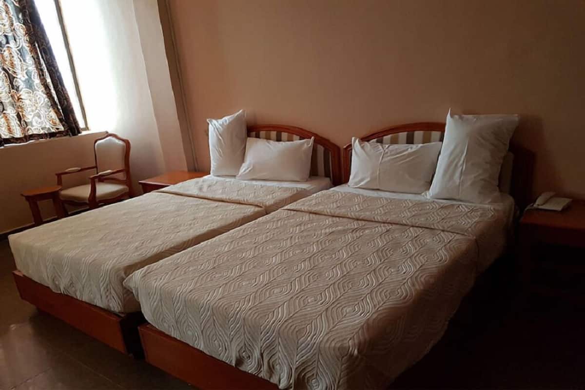 Twin kamer | Een bureau, gratis wifi, beddengoed