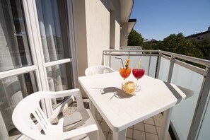 Dobbelt- eller tomannsrom | Safe på rommet, skrivebord, skrivebord for bærbar PC og barnesenger