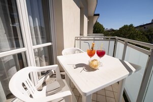 双人房或双床房 | 客房内保险箱、办公桌、笔记本电脑工作区、婴儿床