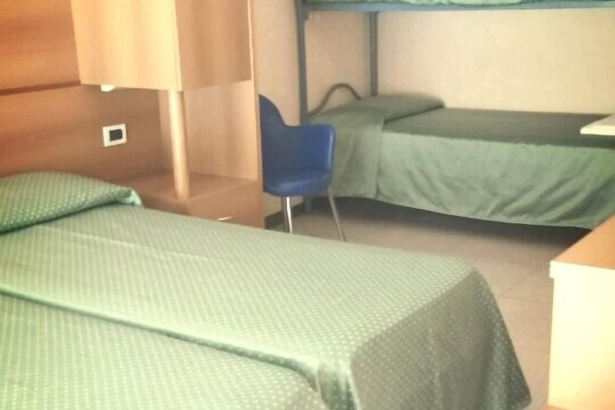 Vierbettzimmer | Zimmersafe, Schreibtisch, laptopgeeigneter Arbeitsplatz, Babybetten