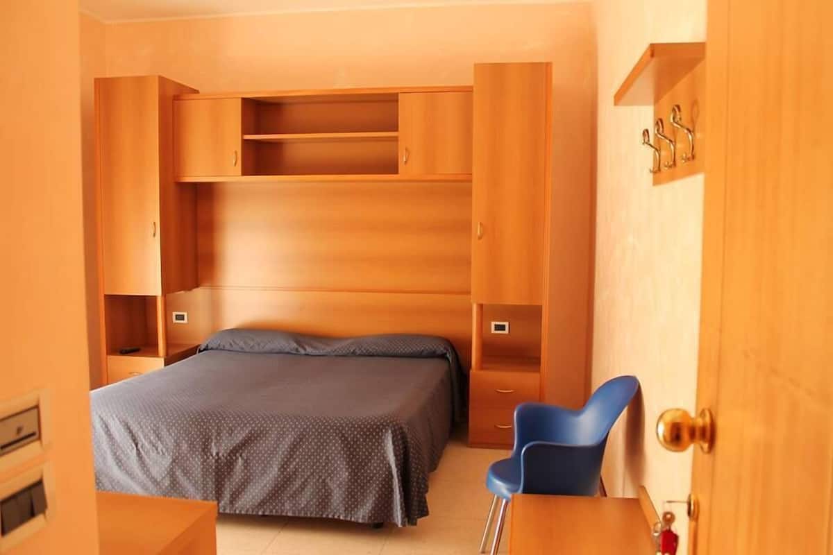 Doppel- oder Zweibettzimmer | Zimmersafe, Schreibtisch, laptopgeeigneter Arbeitsplatz, Babybetten