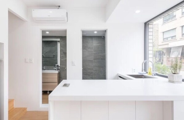 Capsule | 전용 주방 | 냉장고, 전자레인지