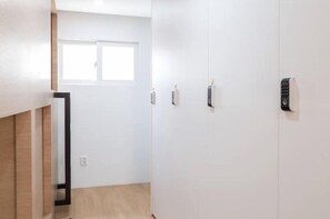 Capsule | Desk, free WiFi