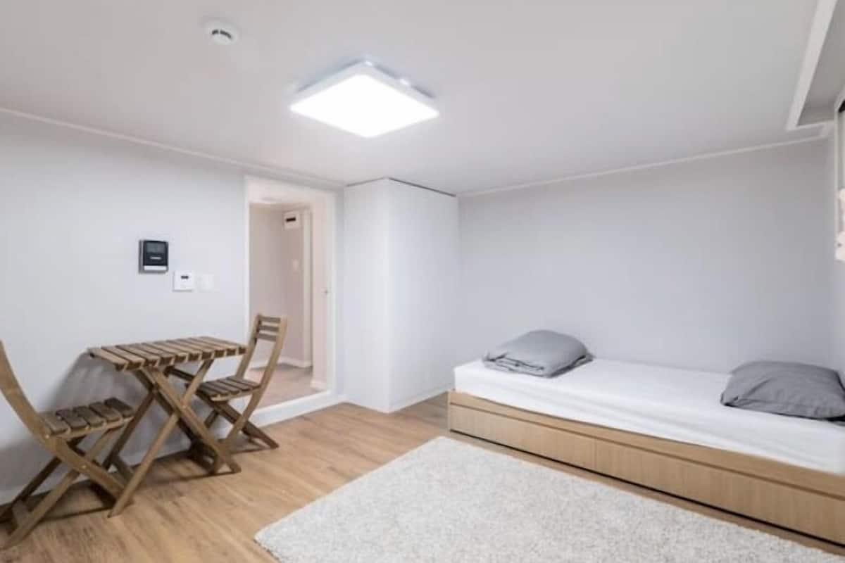 Habitació estàndard | Escriptori i wifi gratuïta