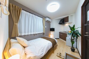 Standard Single Room, Refrigerator & Microwave | Private kitchen | Fridge, microwave, electric kettle