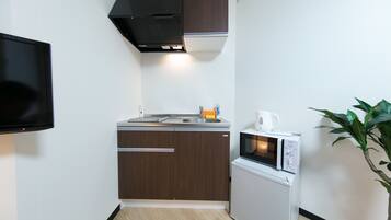 Quarto solteiro standard, geladeira e micro-ondas | Cozinha americana privada | Geladeira, micro-ondas, chaleira elétrica