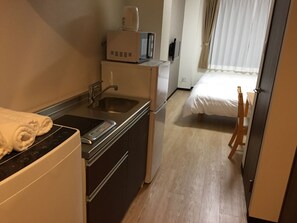 Standard Twin Room, Refrigerator & Microwave | Private kitchenette | Fridge, microwave, electric kettle - Guest House Koiyamacho (Kyoto)