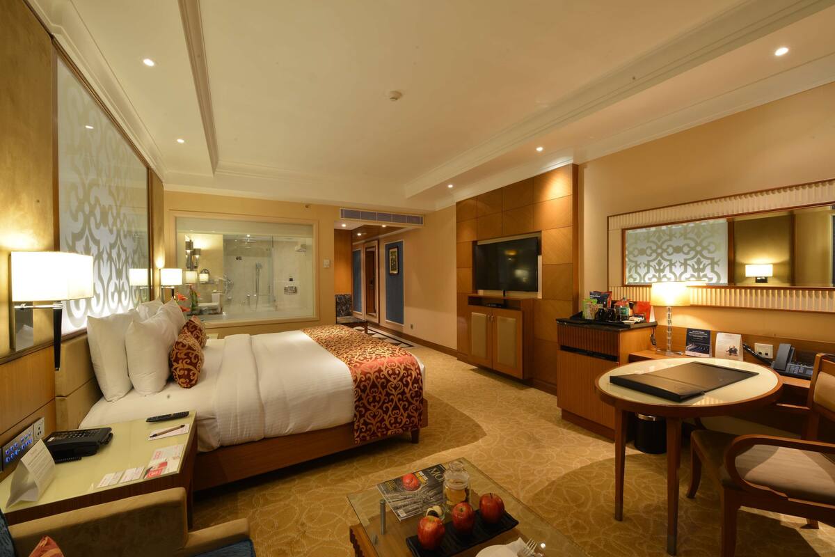 business suite, 1 king bed | egyptian cotton sheets, premium bedding, minibar, in-room safe