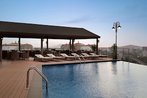 Una piscina cubierta