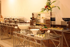 Se ofrece un desayuno bufé (708 INR por persona)