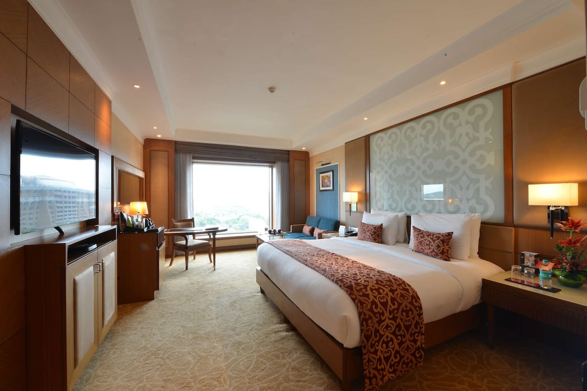 Premium Room, 1 King Bed | Egyptian cotton sheets, premium bedding, minibar, in-room safe