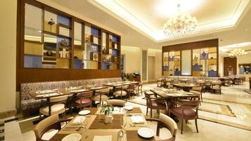 3 restaurantes, se sirve cena, cocina mediterránea