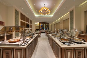 Desayuno buffet diario (INR 708 por persona)