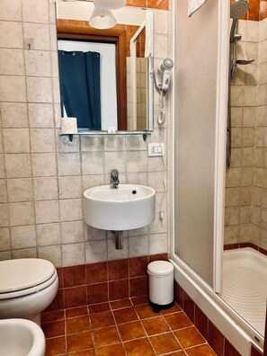 Chambre double, 1 lit double | Salle de bain | Douche, bidet