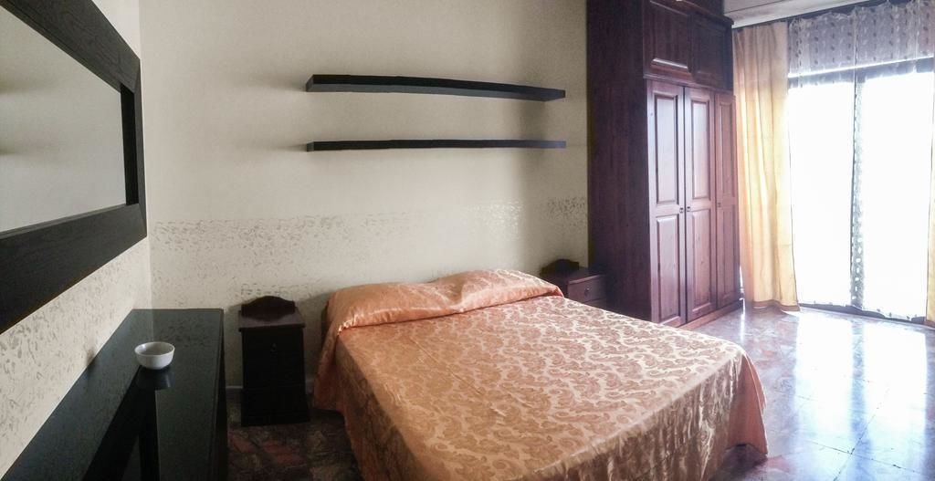 Escritorio, cortinas blackout y insonorización 