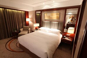 Minibar, caja fuerte, escritorio y cortinas opacas