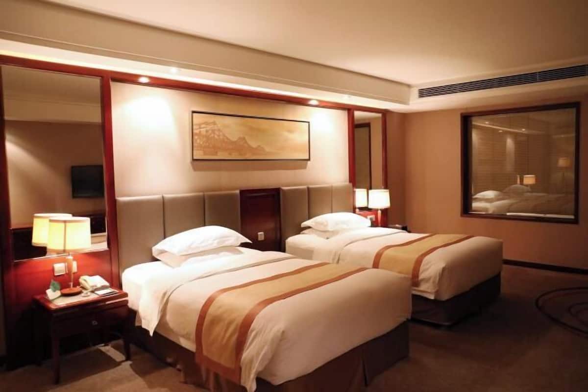 Minibar, in-room safe, desk, blackout drapes