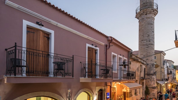 Une rue historique, remarquable pour sa tour imposante, ses terrasses et son architecture traditionnelle.