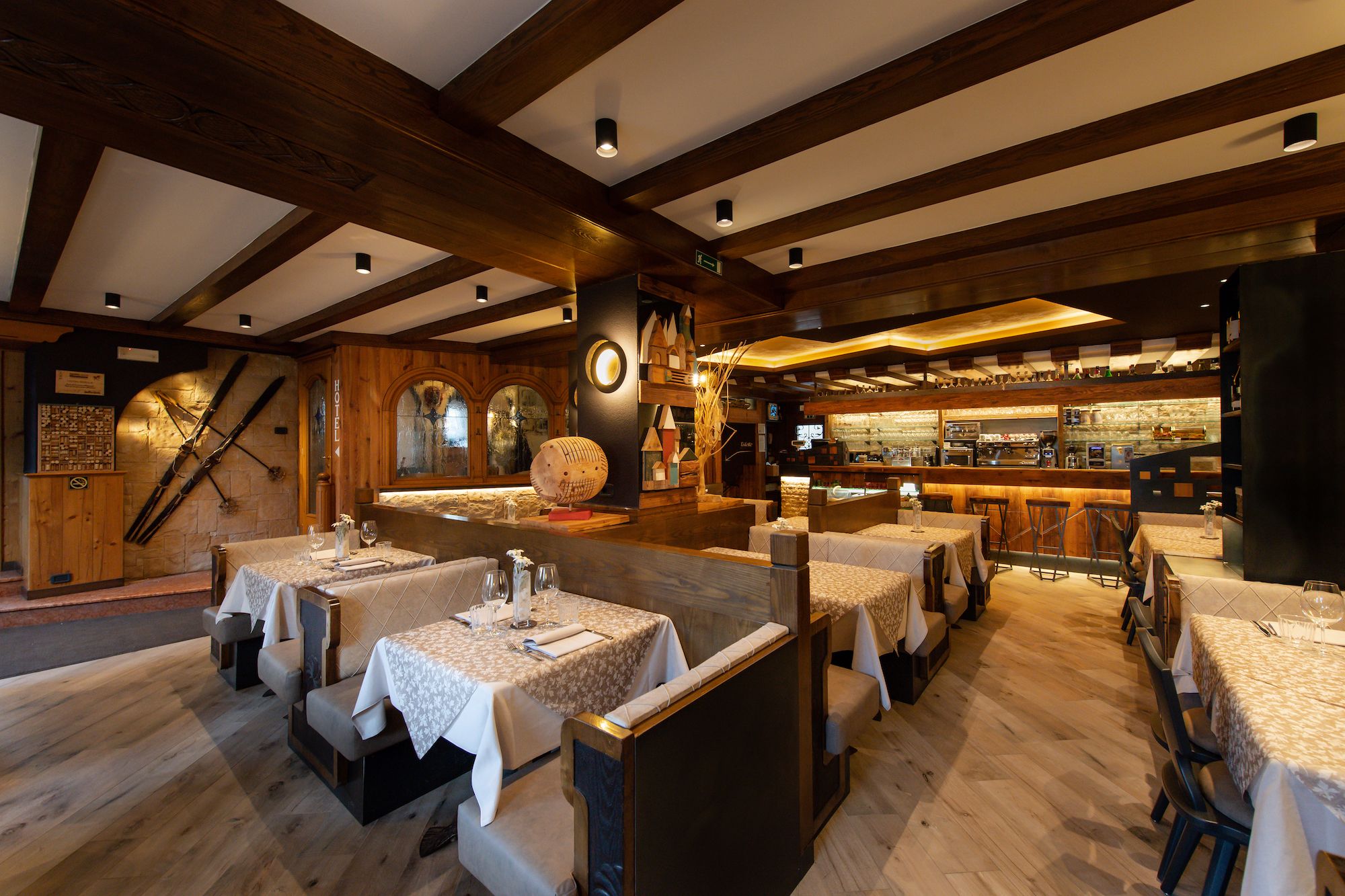 2 restaurantes; se sirven almuerzos, cenas y cocina local 