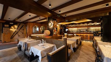 2 restaurantes; se sirven almuerzos, cenas y cocina local